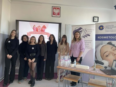 Dzień kobiet w Liceum. Kliknij, aby powiększyć zdjęcie.